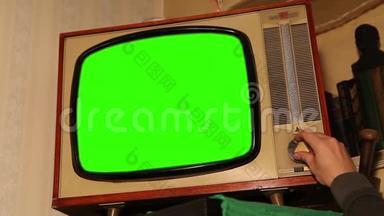 带绿色屏幕的旧电视，带绿色屏幕的旧内饰的复古电视